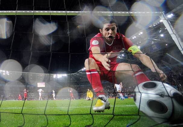 Torschütze Nihat Kahveci (Türkei) holt nach seinem Ausgleichstreffer zum 2:2 den Ball aus dem Tor - Fußball EM Herren EURO 2008, Länderspiel, Nationalteam, Nationaltrikot, Türkei - Tschechien 3:2, Vdig Einzelbild Genf Freude,