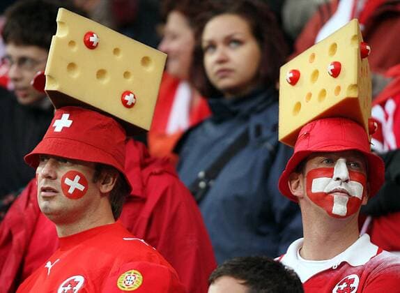 Schweizer Fans mit Käsehüten -  Fußball EM Herren Euro 2008, Länderspiel, Nationalmannschaft Gruppe Basel