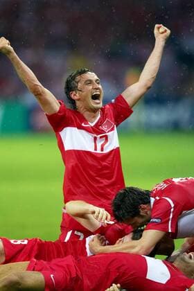 Tuncay Sanli (Türkei, obenauf) - Torjubel -  Fußball EM Herren EURO 2008, Länderspiel, Nationalteam, Nationaltrikot, Vdig Gruppe Genf Freude, Begeisterung,