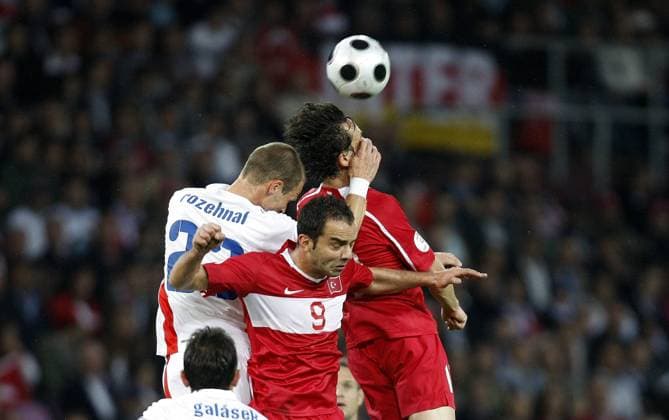 David Rozehnal (Tschechien, li.) gegen Tuncay Sanli (re.) und Semih Sentürk (beide Türkei) -  Fußball EM Herren EURO 2008, Länderspiel, Nationalteam, Nationaltrikot, Türkei - Tschechien 3:2, Vdig Gruppe Genf Dynamik, Fußball EM Herren EURO 2008, Länderspiel, Nationalteam, Nationaltrikot, Türkei - Tschechien 3:2, Vdig Gruppe Genf Dynamik,