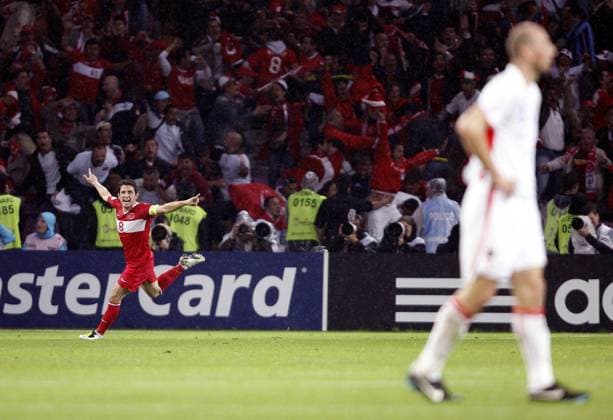 Nihat Kahveci (Türkei, li.) - Torjubel -  Fußball EM Herren EURO 2008, Länderspiel, Nationalteam, Nationaltrikot, Türkei - Tschechien 3:2, Vdig Totale Genf Freude, Fußball EM Herren EURO 2008, Länderspiel, Nationalteam, Nationaltrikot, Türkei - Tschechien 3:2, Vdig Totale Genf Freude,