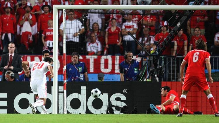 Roger Guerreiro (Polen, li.) erzielt das Tor zum 1:0 -  (080612IDE243) Fußball Länderspiel Herren EURO 2008, EM, Nationalteam, Nationaltrikot, Österreich - Polen 1:1 Gruppe Wien