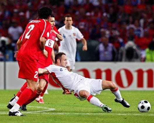 Jan Polak (Tschechien, re.) gegen Mehmet Topal (Mitte) und Servet Cetin (beide Türkei) -  Fußball EM Herren EURO 2008, Länderspiel, Nationalteam, Nationaltrikot, Türkei - Tschechien 3:2, Vdig Gruppe Genf Dynamik, Fußball EM Herren EURO 2008, Länderspiel, Nationalteam, Nationaltrikot, Türkei - Tschechien 3:2, Vdig Gruppe Genf Dynamik,