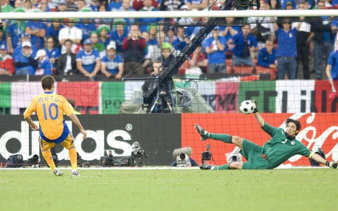 Torwart Gianluigi Buffon (Italien, re.) hält den Elfmeter von Adrian Mutu (Rumänien) Fußball EM Herren Euro 2008, Länderspiel, Nationalmannschaft, Nationaltrikot, Italien - Rumänien 1:1 Gruppe Zürich Dynamik, Abwehr,