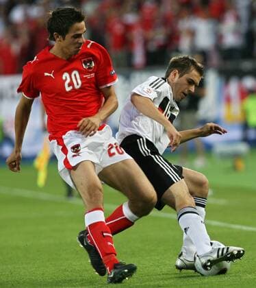 Martin Harnik (Österreich, li.) gegen Philipp Lahm (Deutschland) - Fußball EM Herren Euro 2008, Länderspiel, Nationalmannschaft, Nationaltrikot, Gruppe Wien Dynamik, Fußball EM Herren Euro 2008, Länderspiel, Nationalmannschaft, Nationaltrikot, Gruppe Wien Dynamik,