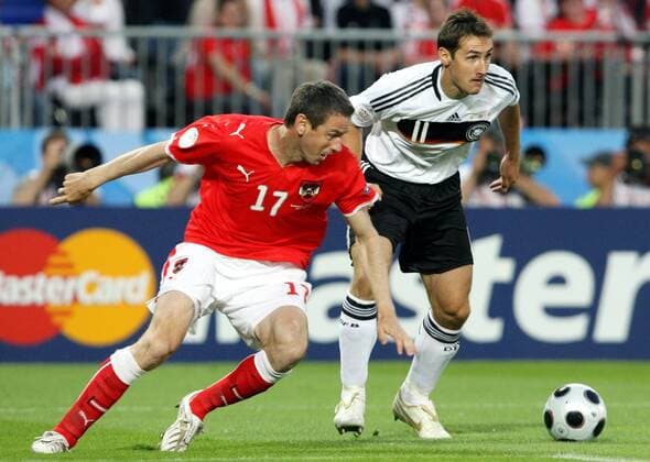 Martin Hiden (Österreich, li.) gegen Miroslav Klose (Deutschland) - Fußball EM Herren Euro 2008, Länderspiel, Nationalmannschaft, Nationaltrikot, Gruppe Wien Dynamik, Fußball EM Herren Euro 2008, Länderspiel, Nationalmannschaft, Nationaltrikot, Gruppe Wien Dynamik,