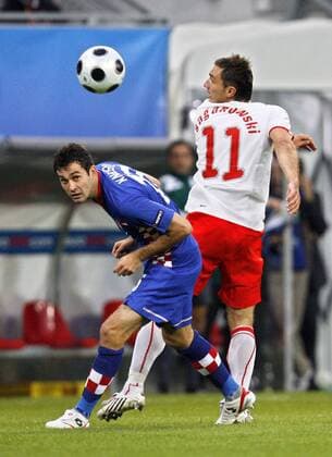 Dario Knezevic (Kroatien, li.) gegen Marek Saganowski (Polen) -  Fußball EM Herren Euro 2008, Länderspiel, Nationalmannschaft, Nationaltrikot, Kroatien - Polen Gruppe Klagenfurt Dynamik, Fußball EM Herren Euro 2008, Länderspiel, Nationalmannschaft, Nationaltrikot, Kroatien - Polen Gruppe Klagenfurt Dynamik,