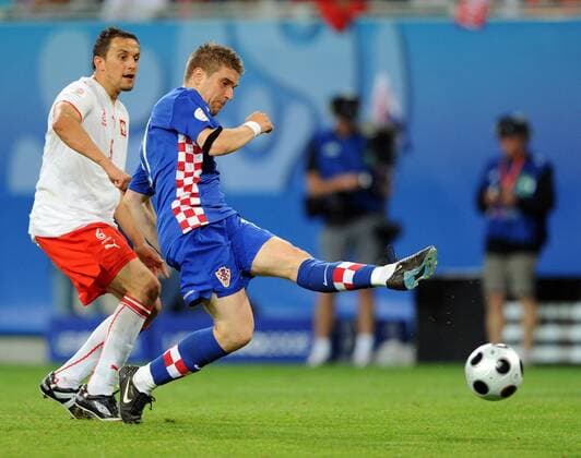 Ivan Klasnic (Kroatien, re.) gegen Dariusz Dudka (Polen) - Fußball EM Herren Euro 2008, Länderspiel, Nationalmannschaft, Nationaltrikot, Polen - Kroatien Gruppe Klagenfurt Dynamik, Fußball EM Herren Euro 2008, Länderspiel, Nationalmannschaft, Nationaltrikot, Polen - Kroatien Gruppe Klagenfurt Dynamik,