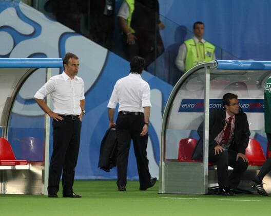 Bundestrainer Joachim Löw (re.) muß wegen Meckerns auf die Tribüne, Co-Trainer Hans Dieter Flick (beide Deutschland) bleibt zurück Fußball EM Herren EURO 2008, Länderspiel, Nationalmannschaft, Gruppe Wien Hansi Fußball EM Herren EURO 2008, Länderspiel, Nationalmannschaft, Gruppe Wien Hansi