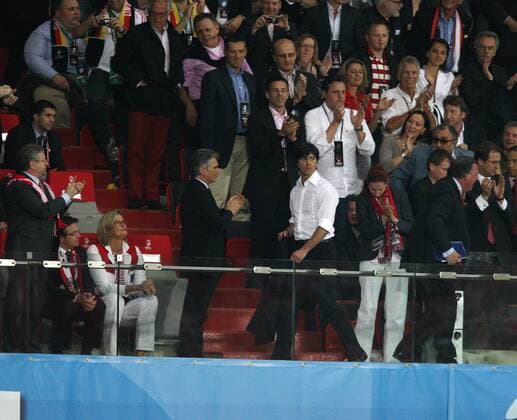 Bundestrainer Joachim Löw (Deutschland) muß wegen Meckerns auf der Tribüne Platz nehmen Fußball EM Herren EURO 2008, Länderspiel, Nationalmannschaft, Totale Wien Fußball EM Herren EURO 2008, Länderspiel, Nationalmannschaft, Totale Wien
