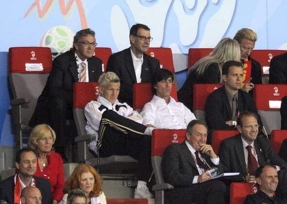 Bundestrainer Joachim Löw (Mitte) sitzt nach einer Trainerstrafe auf der Tribüne, daneben Bastian Schweinsteiger (li.) und Teammanager Oliver Bierhoff (alle Deutschland) Fußball EM Herren Euro 2008, Länderspiel, Nationalmannschaft, Gruppe Wien Fußball EM Herren Euro 2008, Länderspiel, Nationalmannschaft, Gruppe Wien