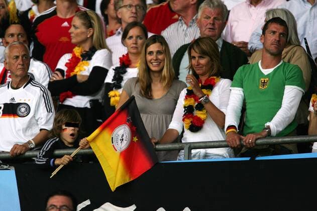 Trainer Marco Kurz (TSV 1860 München, re.) und Conny Lehmann (Deutschland, Mitte) Frau von Torwart Jens Lehmann auf der Tribüne Fußball EM Herren Euro 2008, Länderspiel, Nationalmannschaft, Gruppe Wien Fußball EM Herren Euro 2008, Länderspiel, Nationalmannschaft, Gruppe Wien
