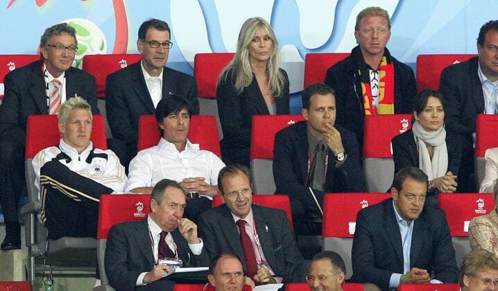 Bundestrainer Joachim Löw (Deutschland, mittlere Reihe, 2.v.li.), Bastian Schweinsteiger (li.) und Teammanager Oliver Bierhoff (Mitte 3.v.li.) mit Ehefrau Clara nach Löws Versetzung auf die Tribüne - hi.re. Boris Becker (Deutschland) und Elvira Netzer, .. Fußball EM Herren Euro 2008, Länderspiel, Nationalmannschaft, Totale Wien Fußball EM Herren Euro 2008, Länderspiel, Nationalmannschaft, Totale Wien