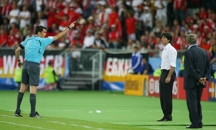 Schiedsrichter Manuel Enrique Mejuto Gonzales (Spanien, li.) verweist Bundestrainer Joachim Löw (Deutschland, Mitte) und Nationaltrainer Josef Hickersberger (Österreich) des Feldes - Fußball EM Herren Euro 2008, Länderspiel, Nationalmannschaft, Deutschland - Österreich 1:0 Gruppe Wien Spannung, Fußball EM Herren Euro 2008, Länderspiel, Nationalmannschaft, Deutschland - Österreich 1:0 Gruppe Wien Spannung,
