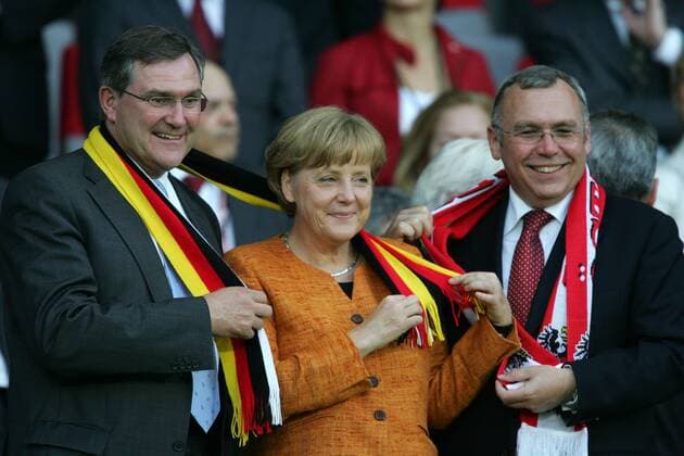 Bundeskanzlerin Angela Merkel (Deutschland CDU) mit Bundeskanzler Alfred Gusenbauer (Österreich, re.) und Verteidigungsminister Franz Josef Jung (Deutschland CDU) Fußball EM Herren Euro 2008, Länderspiel, Nationalmannschaft, Gruppe Wien Fußball EM Herren Euro 2008, Länderspiel, Nationalmannschaft, Gruppe Wien