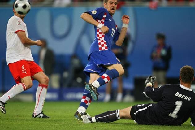 Ivan Klasnic (Kroatien, Mitte) gegen Torwart Artur Boruc (Polen) -  Fußball EM Herren EURO 2008, Länderspiel, Nationalmannschaft, Nationaltrikot Gruppe Klagenfurt Dynamik, Fußball EM Herren EURO 2008, Länderspiel, Nationalmannschaft, Nationaltrikot Gruppe Klagenfurt Dynamik,