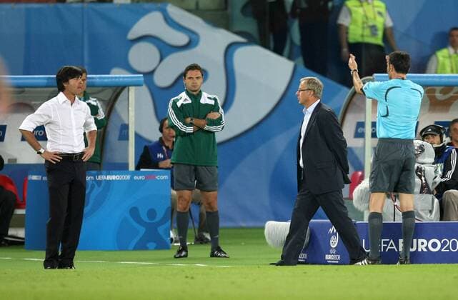 Bundestrainer Joachim Löw (Deutschland, li.) und Nationaltrainer Josef Hickersberger (Österreich) werden von Schiedsrichter Manuel Enrique Mejuto Gonzalez (Spanien) wegen Reklamierens auf die Tribüne geschickt Fußball EM Herren Euro 2008, Länderspiel, Nationalmannschaft, Deutschland - Österreich 1:0 Gruppe Wien Spannung, Fußball EM Herren Euro 2008, Länderspiel, Nationalmannschaft, Deutschland - Österreich 1:0 Gruppe Wien Spannung,