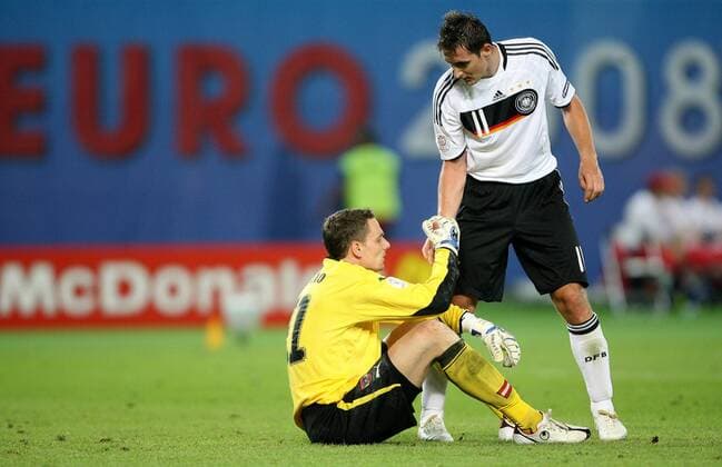 Miroslav Klose (Deutschland) hilft Torwart Jürgen Macho (Österreich) auf - Fußball EM Herren EURO 2008, Länderspiel, Nationalmannschaft, Nationaltrikot Gruppe Wien Kameradschaft,