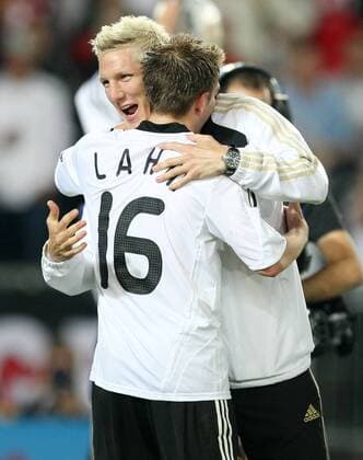 Bastian Schweinsteiger (hi.) und Philipp Lahm (beide Deutschland) - Schlussjubel Fußball EM Herren EURO 2008, Länderspiel, Nationalmannschaft, Nationaltrikot Gruppe Wien Freude,