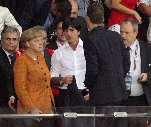 Bundestrainer Joachim Löw (2.v.li.), Bundeskanzlerin Angela Merkel (CDU), Teammanager Oliver Bierhoff (2.v.re.) und DFB Pressesprecher Harald Stenger (re., alle Deutschland) nach Löws Versetzung auf die Tribüne Fußball EM Herren Euro 2008, Länderspiel, Nationalmannschaft, Gruppe Wien