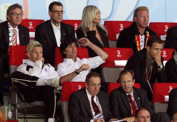 Bundestrainer Joachim Löw (Deutschland, mittlere Reihe, 2.v.li.), Bastian Schweinsteiger (li.) und Teammanager Oliver Bierhoff (Mitte re.) nach Löws Versetzung auf die Tribüne - hi.re. Boris Becker (Deutschland) u. Elvira Netzer, Ehefrau von Günter Netzer Fußball EM Herren Euro 2008, Länderspiel, Nationalmannschaft, Totale Wien