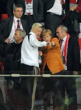 Bundeskanzlerin Angela Merkel (re.) im Gespräch mit Bastian Schweinsteiger (beide Deutschland), daneben: Bundeskanzler Alfred Gusenbauer (Österreich, re.) und UEFA Generalsekretär David Taylor (Schottland, o.li.)- Fußball EM Herren Euro 2008, Länderspiel, Nationalmannschaft, Gruppe Wien