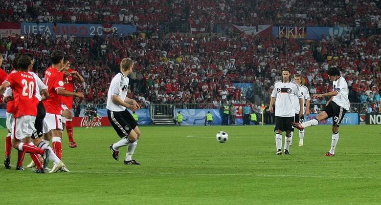 Michael Ballack (Deutschland, re.) erzielt das 1:0 Fußball EM Herren Euro 2008, Länderspiel, Nationalmannschaft, Totale Wien