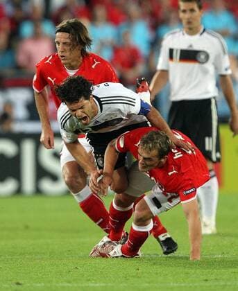 Michael Ballack (Deutschland, Mitte) gegen Erwin Hoffer (re.) und Rene Aufhauser (beide Österreich) Fußball EM Herren Euro 2008, Länderspiel, Nationalmannschaft, Gruppe Wien Kampf,