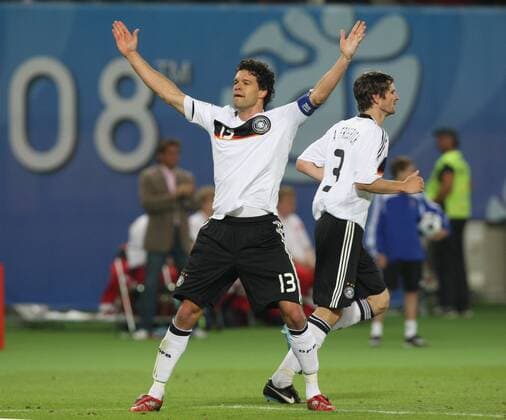 Michael Ballack (li.) - Torjubel, daneben Arne Friedrich (beide Deutschland) Fußball EM Herren Euro 2008, Länderspiel, Nationalmannschaft, Nationaltrikot, Gruppe Wien
