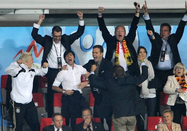Torjubel Deutschland, Mitte v.li. Bastian Schweinsteiger, Bundestrainer Joachim Löw, Teammanager Oliver Bierhoff und dessen Ehefrau Klara, hi. Mitte Boris Becker - Fußball EM Herren Euro 2008, Länderspiel, Nationalmannschaft, Totale Wien Freude, Begeisterung,