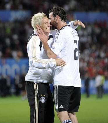 Bastian Schweinsteiger (li.) und Christoph Metzelder (beide Deutschland) - Schlussjubel Fußball EM Herren EURO 2008, Länderspiel, Nationalmannschaft, Nationaltrikot Gruppe Wien Harmonie, Freude, Fußball EM Herren EURO 2008, Länderspiel, Nationalmannschaft, Nationaltrikot Gruppe Wien Harmonie, Freude,