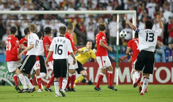 Michael Ballack (Deutschland, 13) schießt das 1:0 gegen Österreich Fußball EM Herren Euro 2008, Länderspiel, Nationalmannschaft, Nationaltrikot, Deutschland - Österreich 1:0 Gruppe Wien Fußball EM Herren Euro 2008, Länderspiel, Nationalmannschaft, Nationaltrikot, Deutschland - Österreich 1:0 Gruppe Wien