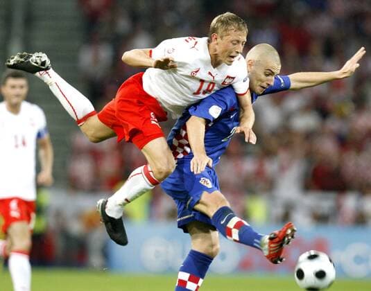 Rafal Murawski (Polen, li.) gegen Mladen Petric (Kroatien) -  Fußball EM Herren Euro 2008, Länderspiel, Nationalmannschaft, Nationaltrikot, Kroatien - Polen 1:0 Gruppe Klagenfurt Dynamik, Fußball EM Herren Euro 2008, Länderspiel, Nationalmannschaft, Nationaltrikot, Kroatien - Polen 1:0 Gruppe Klagenfurt Dynamik,