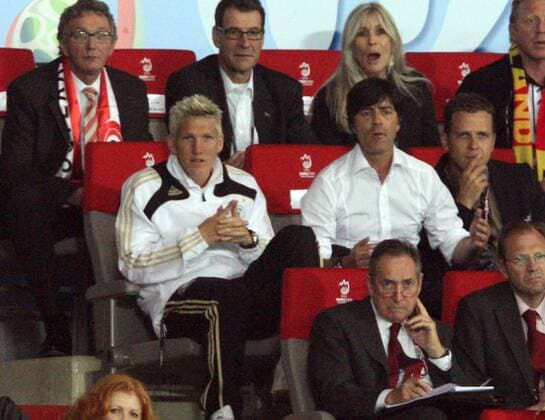 Spannung auf der Tribüne, Mitte v.li.: Bastian Schweinsteiger, Bundestrainer Joachim Löw, Teammanager Oliver Bierhoff, hi. u.a. Elvira Netzer, Ehefrau von Günter Netzer (alle Deutschland), vorn Technischer Direktor Gerard Houllier (Frankreich) Fußball EM Herren Euro 2008, Länderspiel, Nationalmannschaft, Gruppe Wien Spannung, Fußball EM Herren Euro 2008, Länderspiel, Nationalmannschaft, Gruppe Wien Spannung,