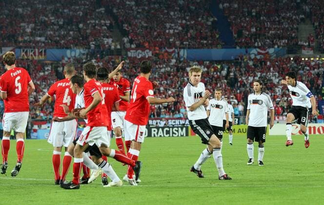 Michael Ballack (Deutschland, re.) erzielt per Freistoß das 1:0 gegen Österreich Fußball EM Herren Euro 2008, Länderspiel, Nationalmannschaft, Nationaltrikot, Deutschland - Österreich 1:0 Totale Wien Dynamik, Fußball EM Herren Euro 2008, Länderspiel, Nationalmannschaft, Nationaltrikot, Deutschland - Österreich 1:0 Totale Wien Dynamik,