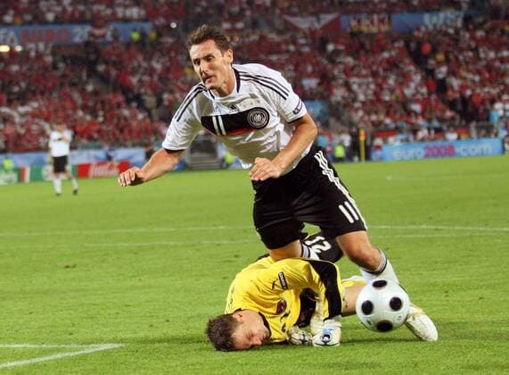 Miroslav Klose (Deutschland, re.) gegen Torwart Jürgen Macho (Österreich) Fußball EM Herren Euro 2008, Länderspiel, Nationalmannschaft, Nationaltrikot, Deutschland - Österreich 1:0 Gruppe Wien Dynamik, Fußball EM Herren Euro 2008, Länderspiel, Nationalmannschaft, Nationaltrikot, Deutschland - Österreich 1:0 Gruppe Wien Dynamik,