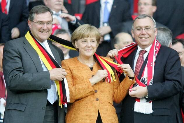 Bundeskanzlerin Angela Merkel (Mitte) zwischen Verteidigungsminister Franz Josef Jung (beide Deutschland, li.) und Bundeskanzler Alfred Gusenbauer (Österreich) - Fußball EM Herren Euro 2008, Länderspiel, Nationalteam, Österreich - Deutschland 0:1 Gruppe Wien Fußball EM Herren Euro 2008, Länderspiel, Nationalteam, Österreich - Deutschland 0:1 Gruppe Wien