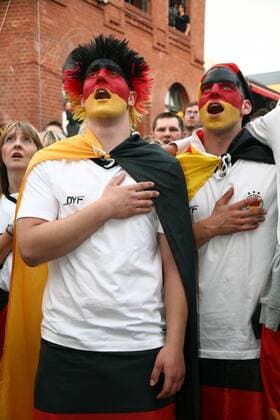 Deutsche Fans während der Nationalhymne beim Public Viewing in der Berliner Kulturbrauerei Fußball EM Herren Euro 2008, Länderspiel, Nationalteam, Deutschland Gruppe Berlin Fußball EM Herren Euro 2008, Länderspiel, Nationalteam, Deutschland Gruppe Berlin