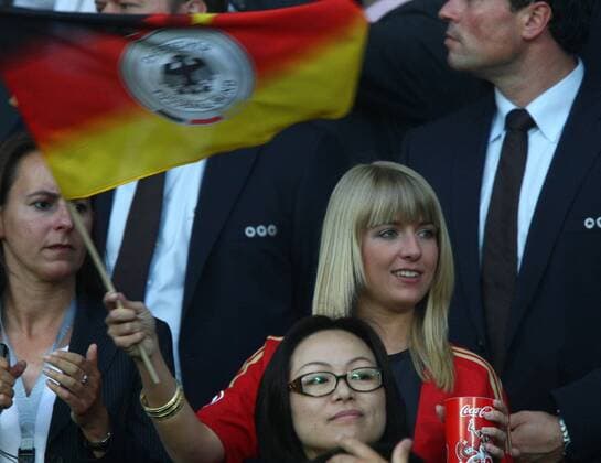 Claudia, Freundin von Philipp Lahm (Deutschland), mit Nationalfahne Fußball EM Herren Euro 2008, Länderspiel, Nationalmannschaft Gruppe Wien Fußball EM Herren Euro 2008, Länderspiel, Nationalmannschaft Gruppe Wien