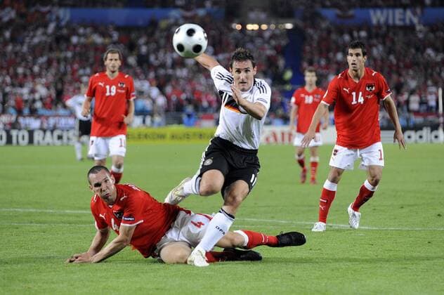 Miroslav Klose (Deutschland, Mitte) gegen Emanuel Pogatetz (Österreich) Fußball EM Herren Euro 2008, Länderspiel, Nationalteam, Nationaltrikot, Deutschland - Österreich 1:0 Gruppe Wien Dynamik, Fußball EM Herren Euro 2008, Länderspiel, Nationalteam, Nationaltrikot, Deutschland - Österreich 1:0 Gruppe Wien Dynamik,
