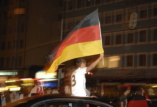 Deutsche Fans feiern auf der Fanmeile in München Fußball EM Herren Euro 2008, Länderspiel, Nationalteam, Deutschland Einzelbild München Freude, Fußball EM Herren Euro 2008, Länderspiel, Nationalteam, Deutschland Einzelbild München Freude,