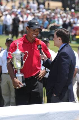 Tiger Woods (USA) gibt nach dem Gewinn der US Open 2008 ein Interview mit der Trophäe in Händen - (Icon00728340) Golf Herren US Open 2008, PGA Tour o0 Playoffs, Playoff, Play Offs, Off Gruppe Torrey Pines San Diego EDITORIAL USE ONLY