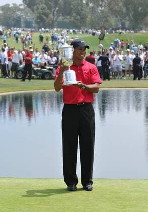 Tiger Woods (USA) präsentiert die Trophäe für den Gewinn der US Open 2008 - (Icon00728355) Golf Herren US Open 2008, PGA Tour o0 Playoffs, Playoff, Play Offs, Off Einzelbild Torrey Pines San Diego Golf Herren US Open 2008, PGA Tour o0 Playoffs, Playoff, Play Offs, Off Einzelbild Torrey Pines San Diego EDITORIAL USE ONLY