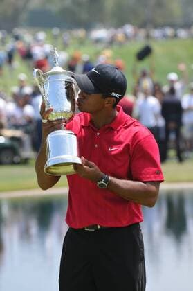 Tiger Woods (USA) küsst die Trophäe für den Gewinn der US Open 2008 - (Icon00728358) Golf Herren US Open 2008, PGA Tour o0 Playoffs, Playoff, Play Offs, Off Einzelbild Torrey Pines San Diego Golf Herren US Open 2008, PGA Tour o0 Playoffs, Playoff, Play Offs, Off Einzelbild Torrey Pines San Diego EDITORIAL USE ONLY
