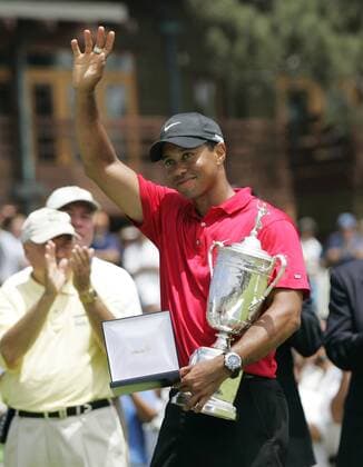 Tiger Woods (USA) präsentiert die Trophäe für den Gewinn der US Open 2008 - (Icon4790812) Golf Herren US Open 2008, PGA Tour o0 Playoffs, Playoff, Play Offs, Off Einzelbild Torrey Pines San Diego Golf Herren US Open 2008, PGA Tour o0 Playoffs, Playoff, Play Offs, Off Einzelbild Torrey Pines San Diego EDITORIAL USE ONLY