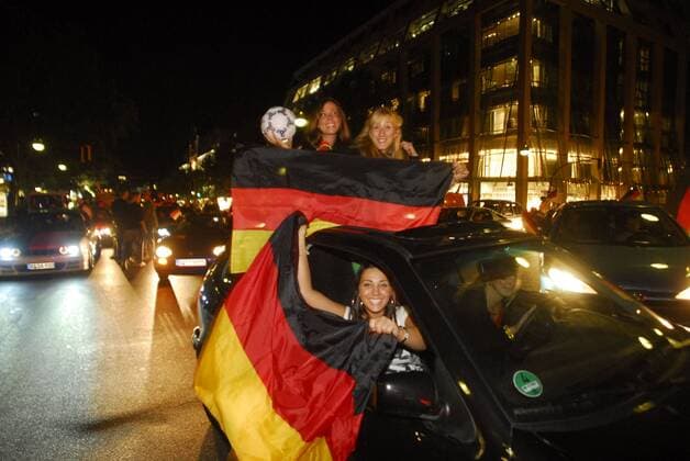 Weibliche deutsche Fans bejubeln den EM Viertelfinaleinzug 2008 während eines Autokorsos in Berlin Fußball EM Herren Euro 2008, Länderspiel, Nationalmannschaft Totale Kudamm Kurfürstendamm Berlin Freude, Fußball EM Herren Euro 2008, Länderspiel, Nationalmannschaft Totale Kudamm Kurfürstendamm Berlin Freude,