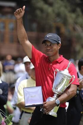 Tiger Woods (USA) präsentiert die Trophäe für den Gewinn der US Open 2008 -  (SAN20080616304) Golf Herren US Open 2008, PGA Tour o0 Playoffs, Playoff, Play Offs, Off Einzelbild Torrey Pines San Diego Golf Herren US Open 2008, PGA Tour o0 Playoffs, Playoff, Play Offs, Off Einzelbild Torrey Pines San Diego