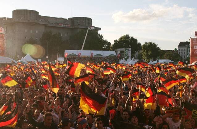 Deutsche Fußballfans schwenken die Nationalfahnen in der Fanmeile am Hamburger Heiligengeistfeld Fußball EM Herren Euro 2008, Länderspiel, Nationalteam, Deutschland Totale Hamburg Fußball EM Herren Euro 2008, Länderspiel, Nationalteam, Deutschland Totale Hamburg