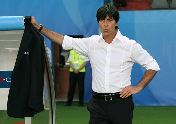 Bundestrainer Joachim Löw (Deutschland) skeptisch Fußball Länderspiel Herren EURO 2008, EM, Nationalmannschaft Einzelbild Wien Nachdenklichkeit, Fußball Länderspiel Herren EURO 2008, EM, Nationalmannschaft Einzelbild Wien Nachdenklichkeit,