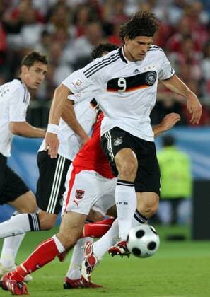 Mario Gomez (Deutschland, re.) Fußball EM Herren Euro 2008, Länderspiel, Nationalmannschaft, Nationaltrikot Deutschland - Österreich 1:0 Gruppe Wien Dynamik,